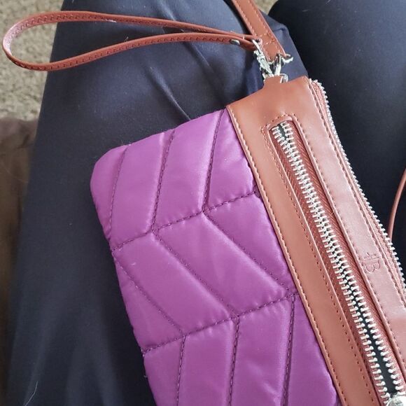 wristlet with Charging Features-NWOT - Picture 8 of 10